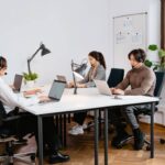 Kvalitetan zaposlenik u modernom uredu – ilustracija članka